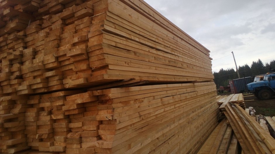 Урал 4320 бортовой груженый дровами