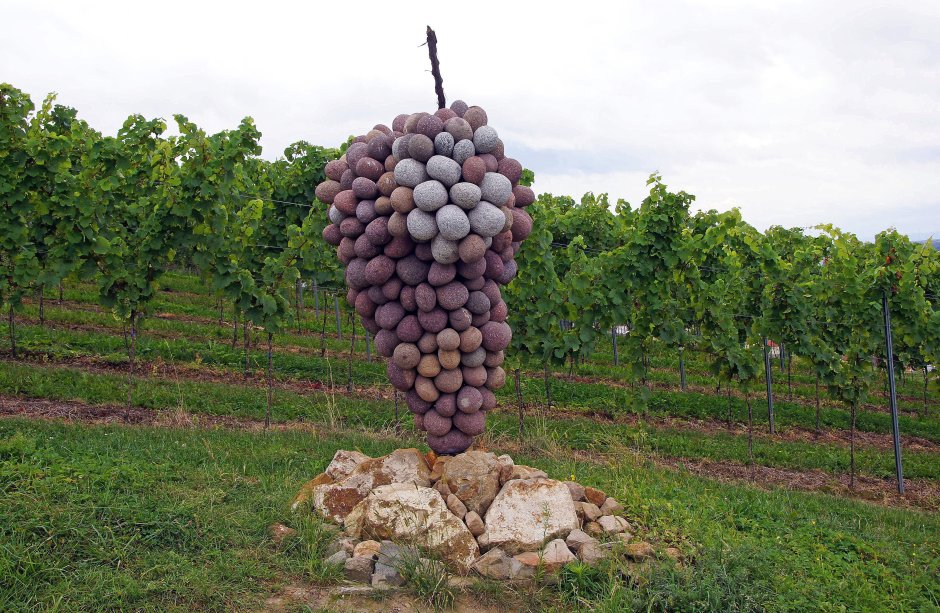 Виноград скульптура