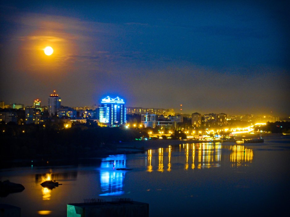 Набережная в Запорожье ночью