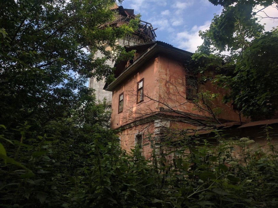 Дом Кончаловского и Высоцкой на Николиной горе