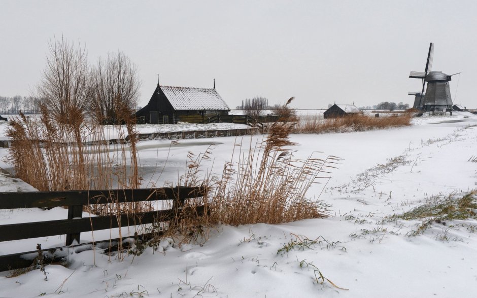 Мельница в деревне зимой