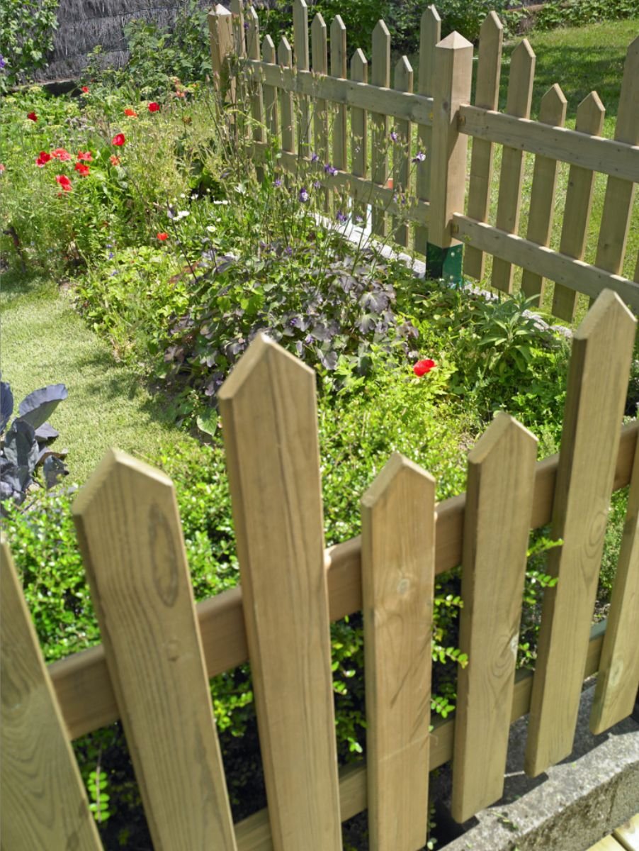 Деревянный забор в саду