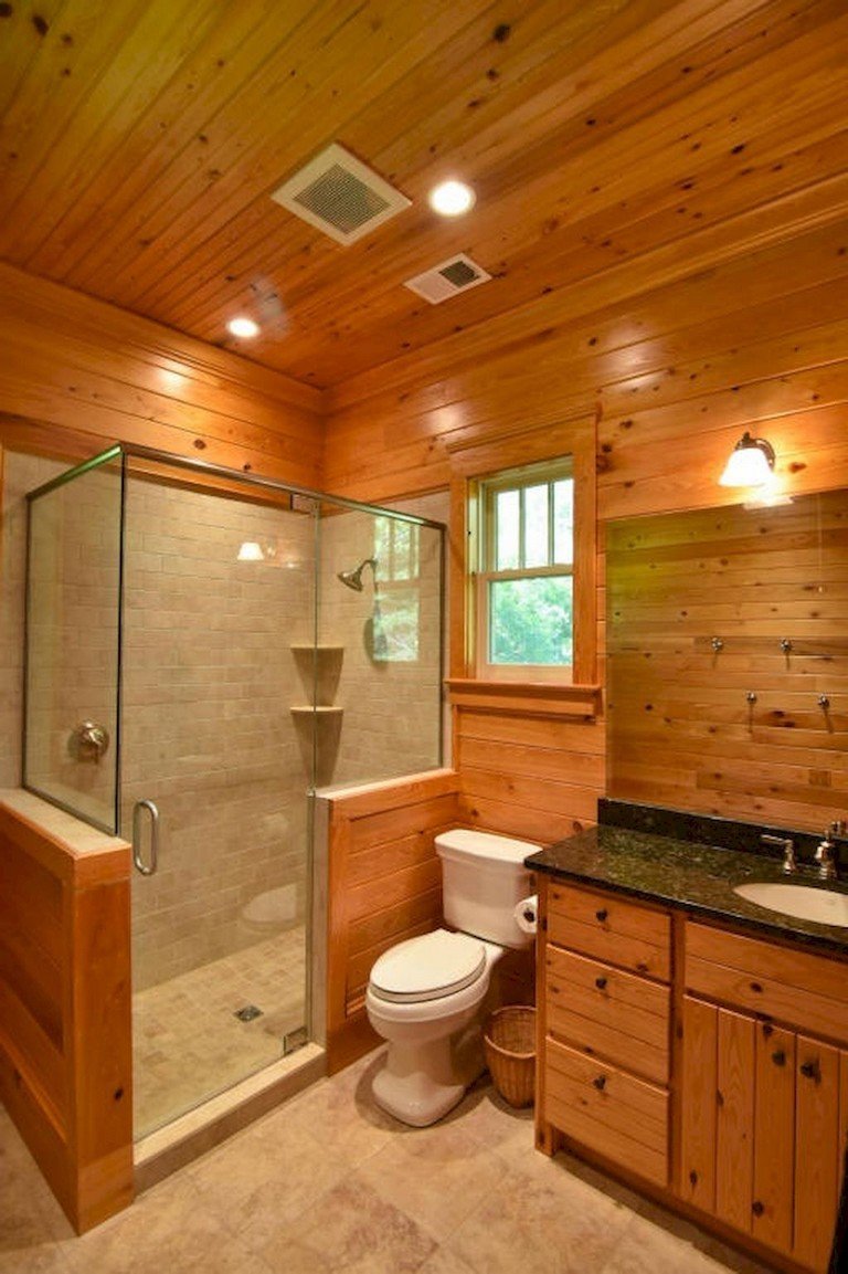 Ванная в деревянном доме из бревна