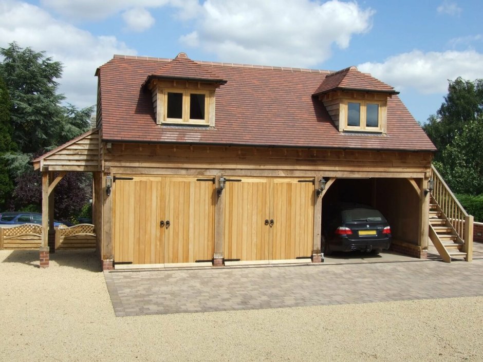 Двухэтажный деревянный гараж