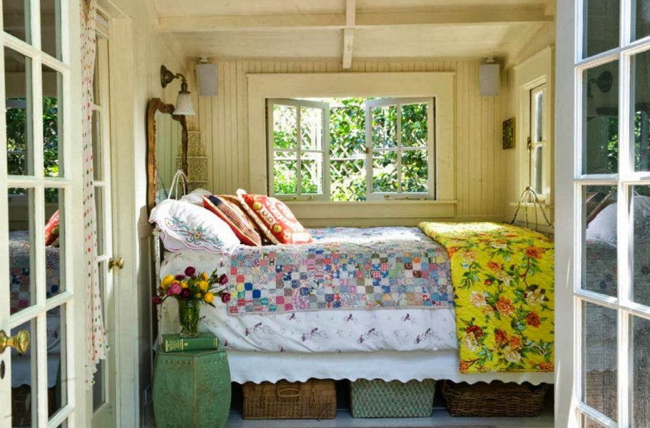 Кровать у окна в деревенском стиле
