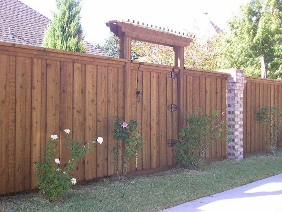 Деревянный забор для дачи с воротами