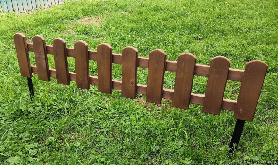 Маленький деревянный забор