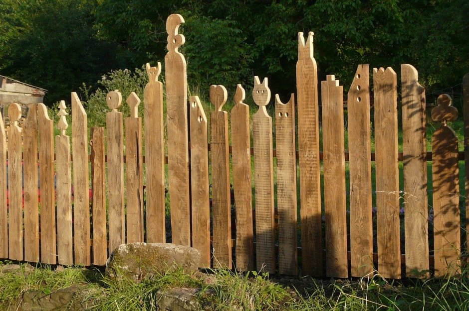 Забор из деревянных брусков