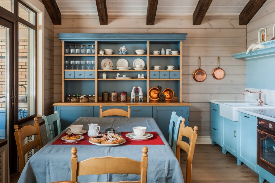 Синяя кухня в деревенском стиле