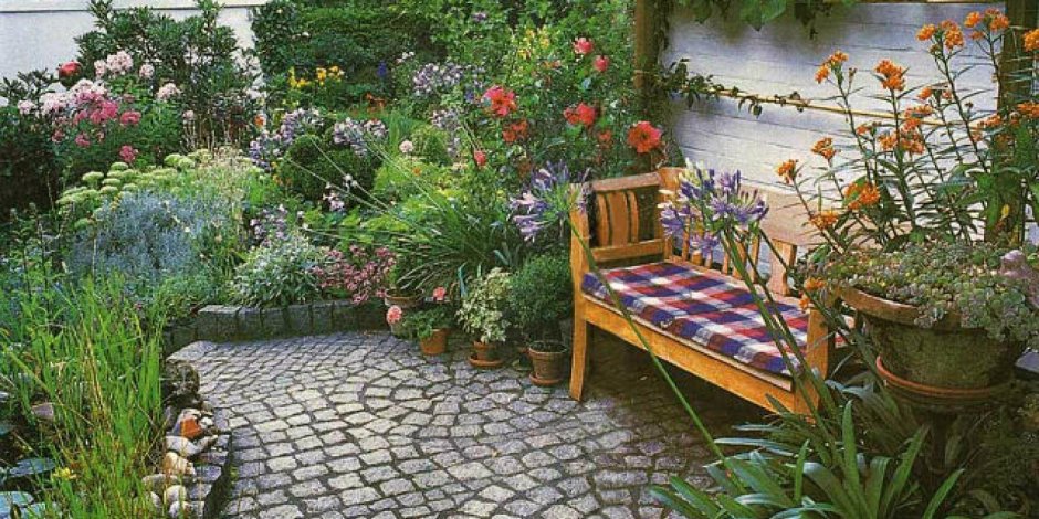Скамейка в саду и дорожка