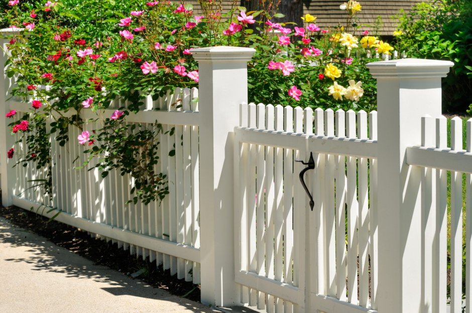 Белый заборчик в саду в стиле Прованс