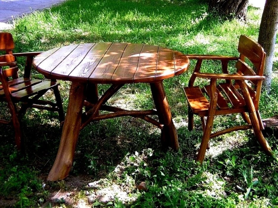 Деревянный столик в сад