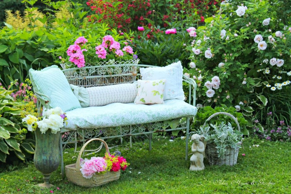 Уголок со скамейкой в саду