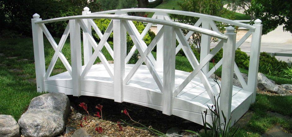 Декоративный мостик из бревен