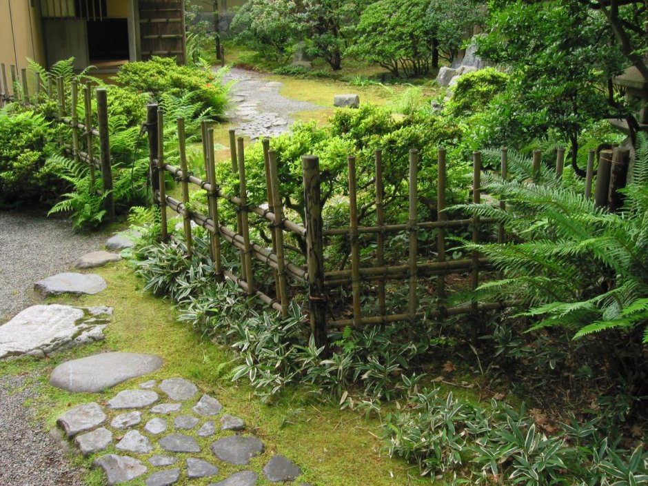 Бамбуковая изгородь в японском саду
