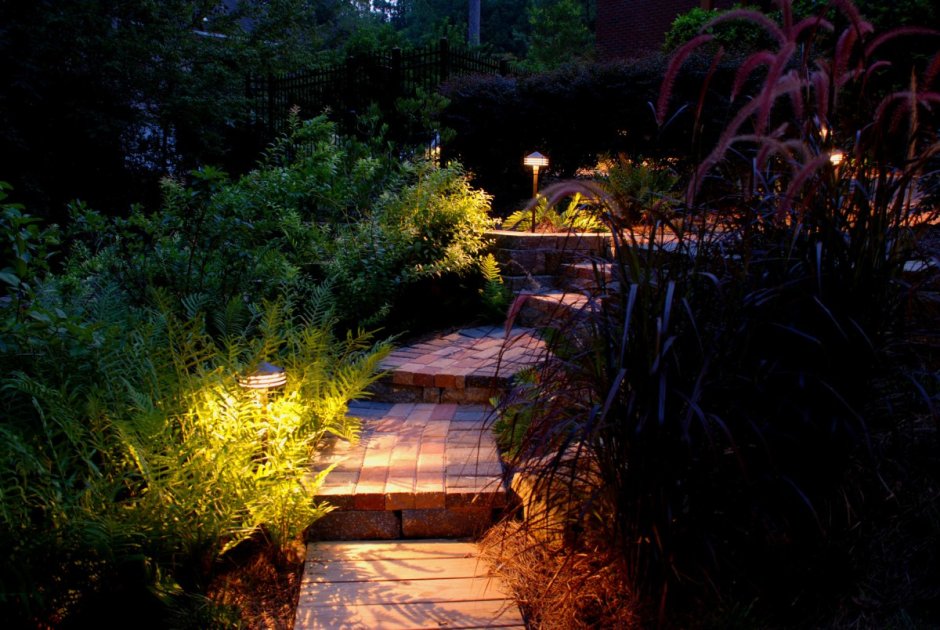 Садовая дорожка с фонариками