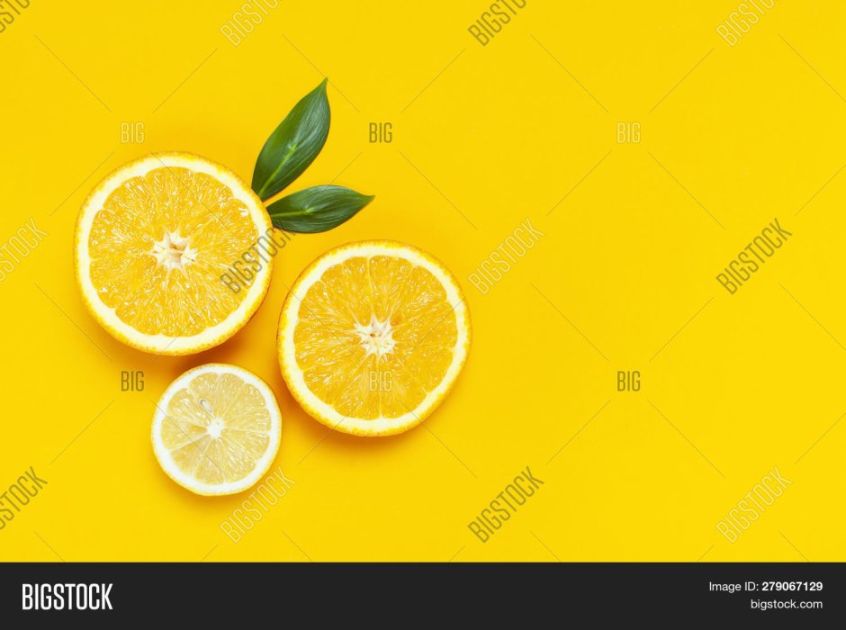 Апельсин на желтом фоне