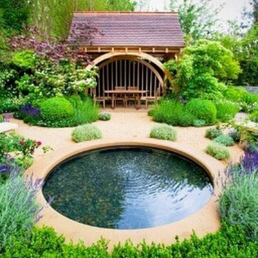 Круглый водоем в саду