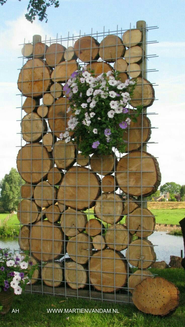 Декоративный забор из бревен