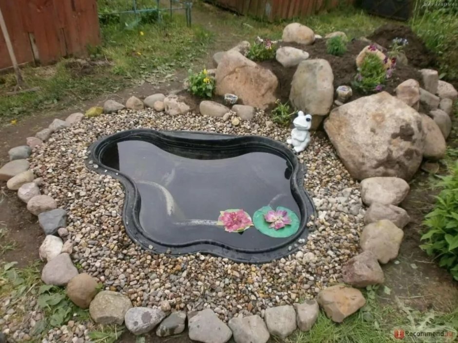 Круглый водоем в саду