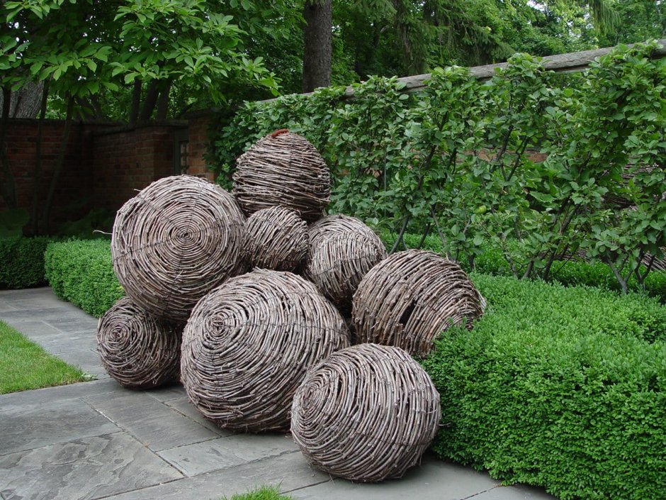 Плетеные шары для ландшафта