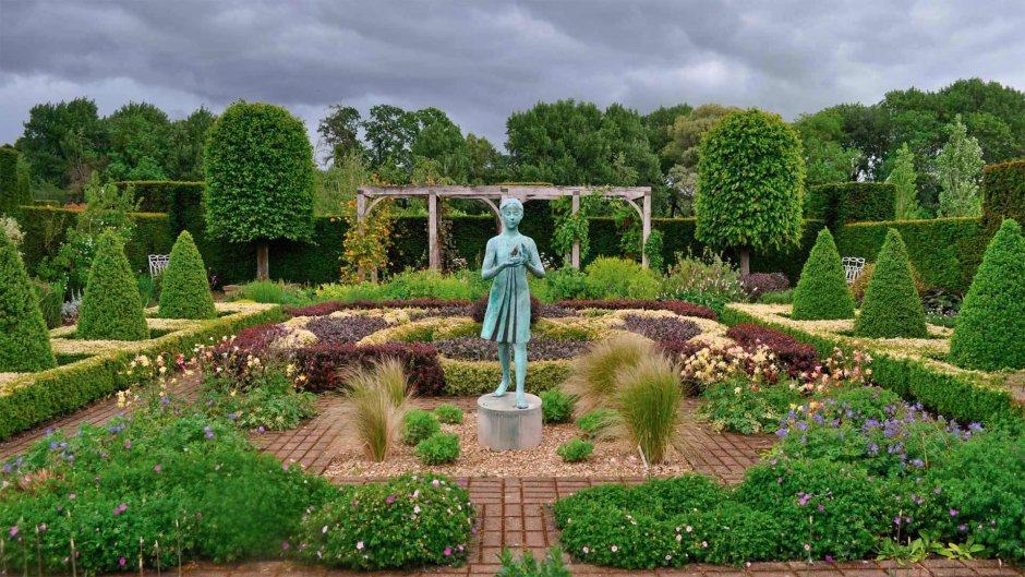 Красивый ухоженный сад 1920