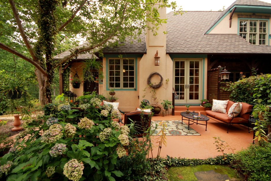 Красивый уютный домик с двориком
