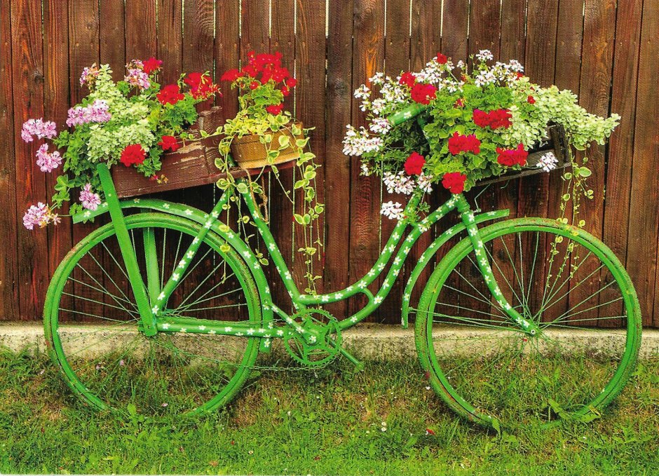 Покрашенный велосипед с цветами