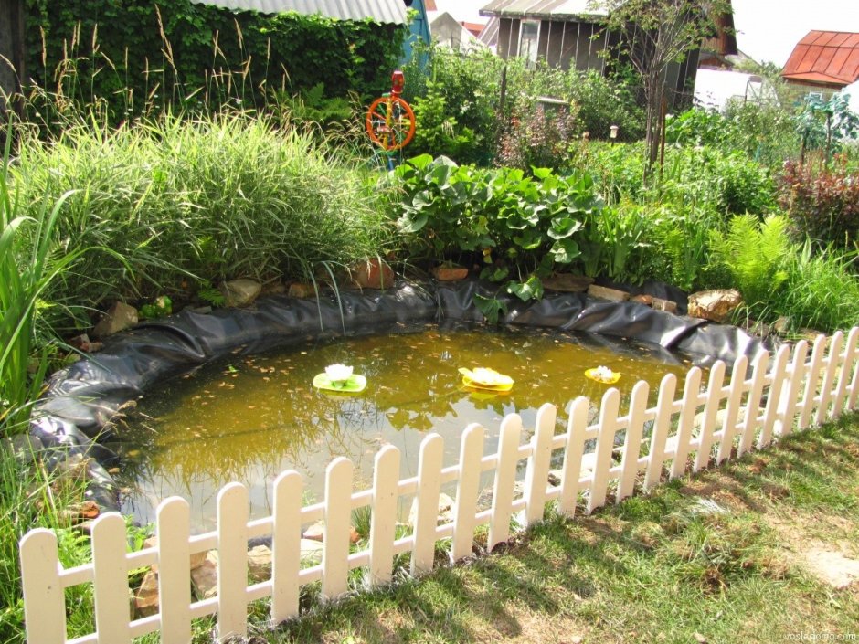 Декор в саду с прудиком