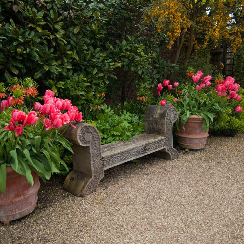 Скамейки с цветами в саду