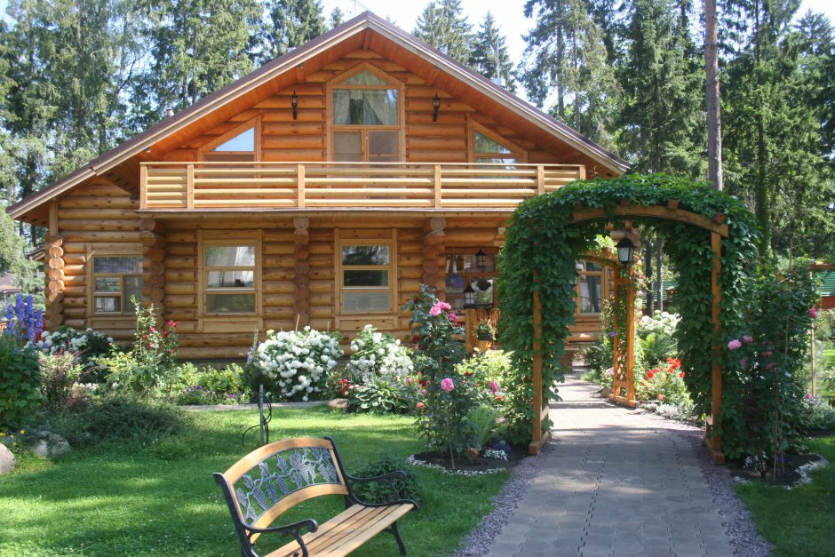 Деревянный дом с садом