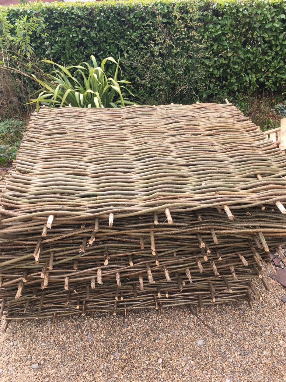 Забор для клумбы из бамбука