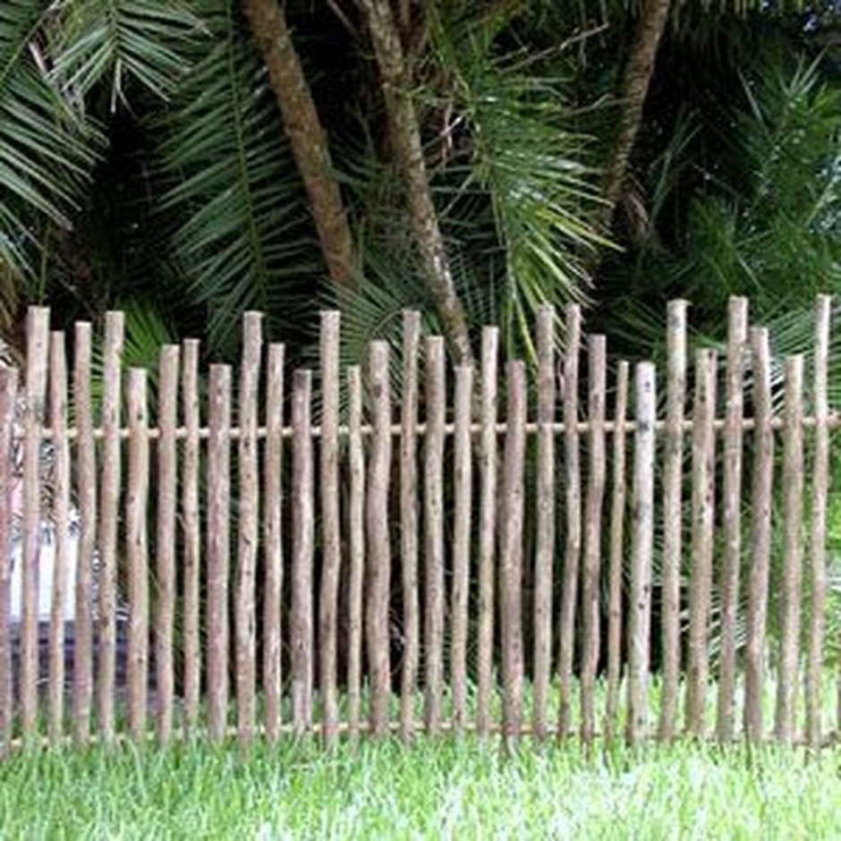 Ограждение для клумбы из бамбука