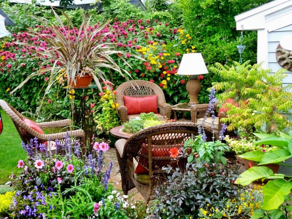 Чайный стол в саду