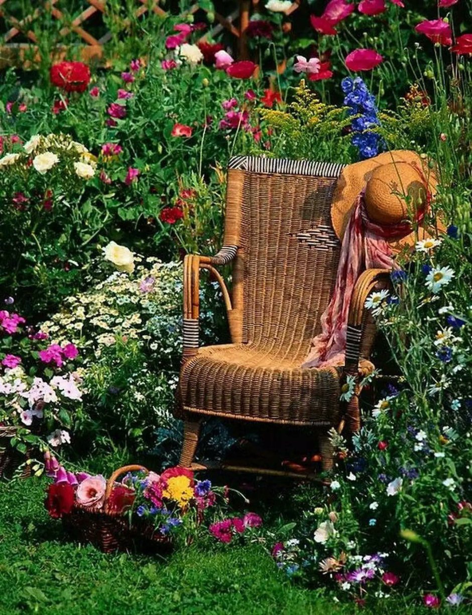 Уютная скамейка в саду