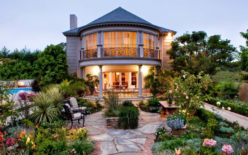 Красивый дом с садом