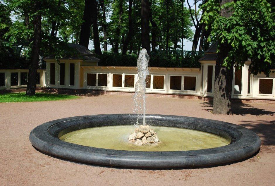 Декоративный фонтан в парке