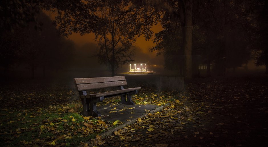 Скамейка с фонарем в парке