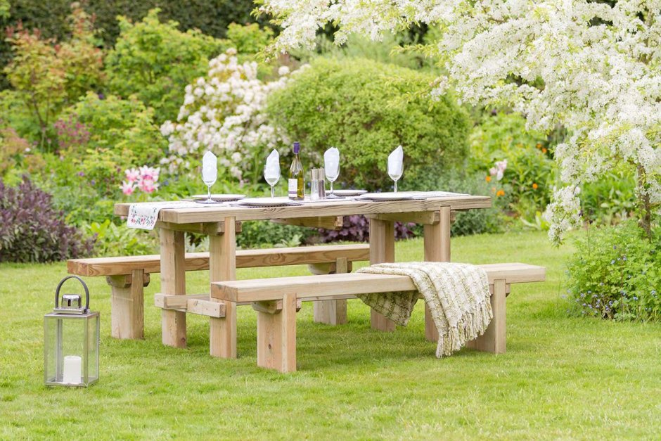 Красивый столик в саду