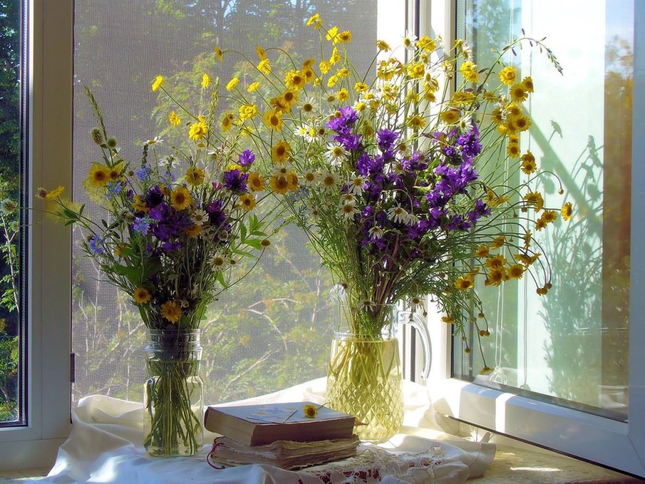 Букет полевых цветов на окне