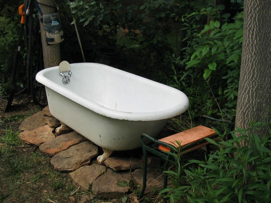 Старая ванна в саду