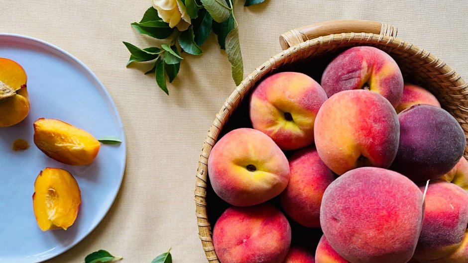 Персики на столе