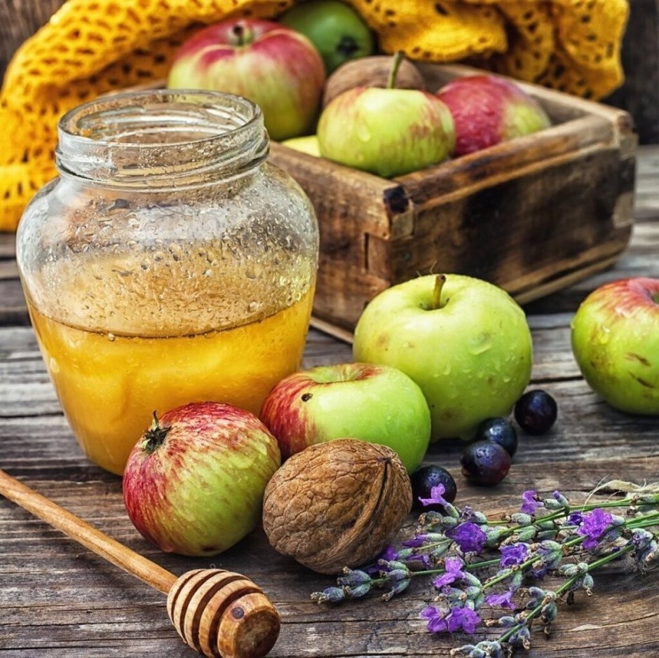 Натюрморт яблоки и мед