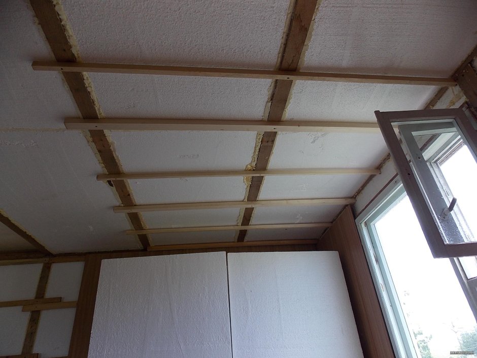 Потолок с деревянной обрешеткой