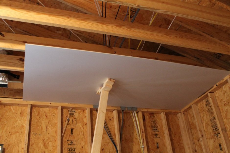 Монтаж деревянного потолка