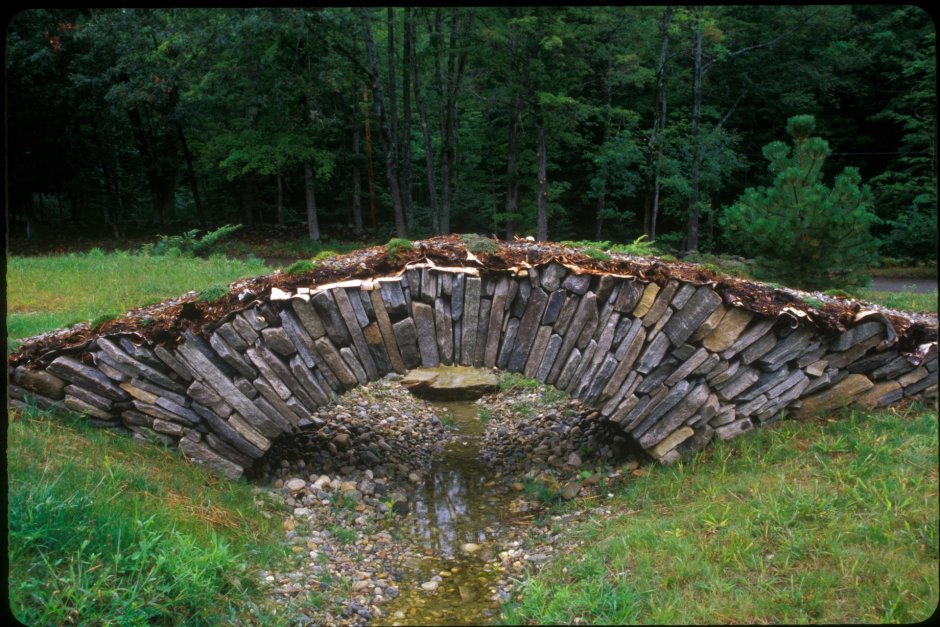 Декоративный каменный мостик
