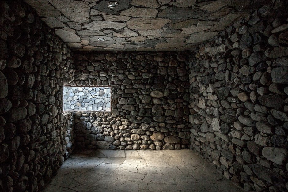 Старинный каменный подвал