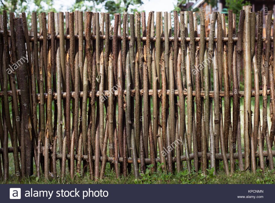 Деревянный забор из веток