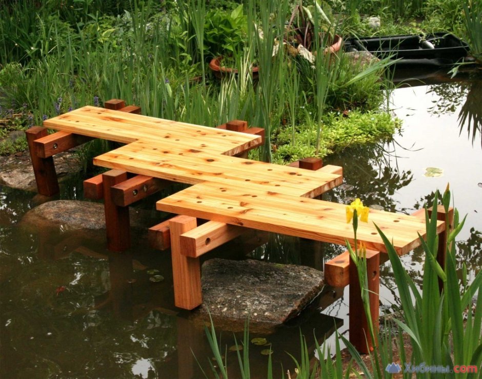 Деревянный мостик для дачного пруда