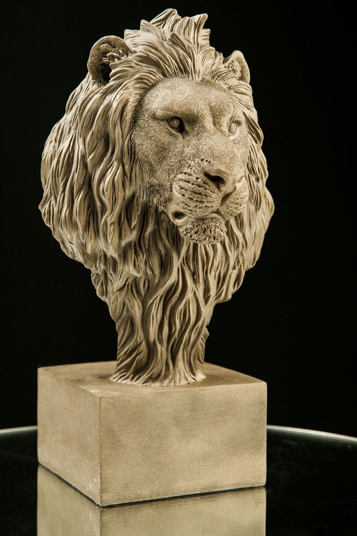 Скульптура Льва из глины